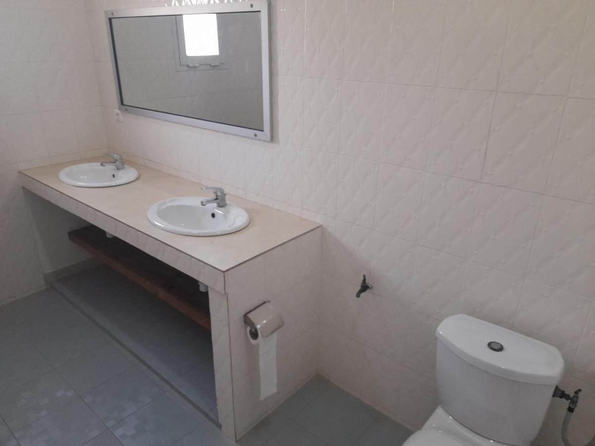Appartement Familial Spacieux Avec Climatisation Ziguinchor Kültér fotó